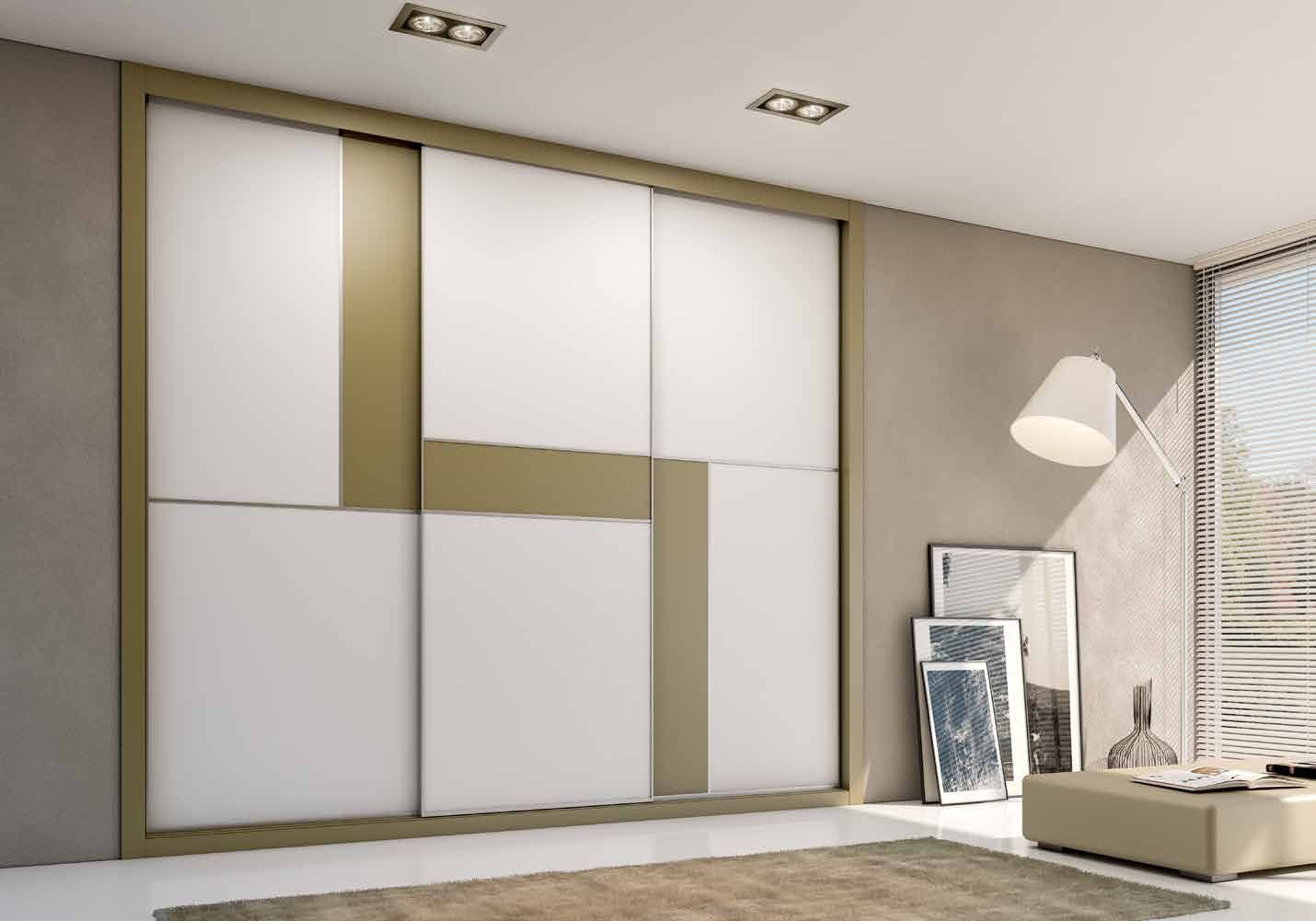 Puertas correderas de armario empotrado en arcilla y blanco, en un dormitorio, composición slim.