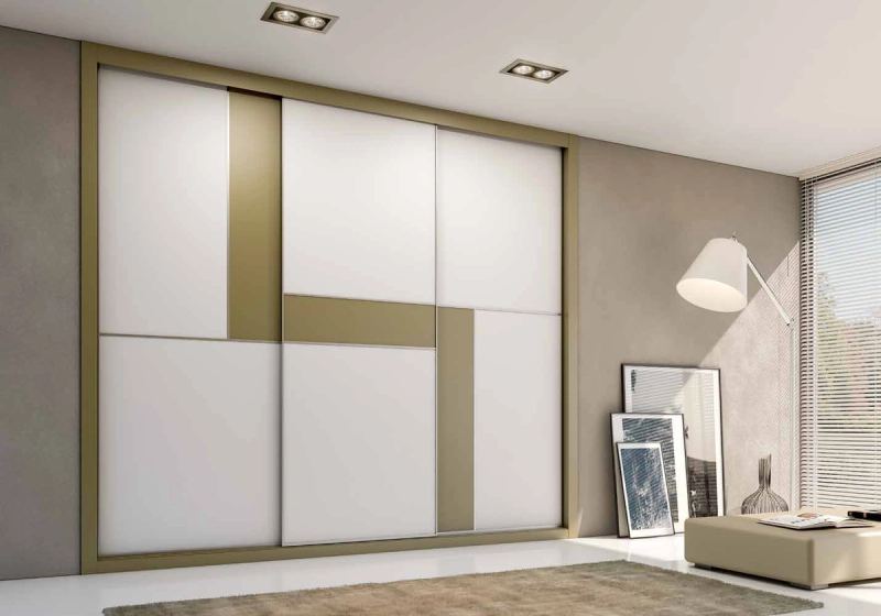 Puertas correderas de armario empotrado en arcilla y blanco, en un dormitorio, composición slim.