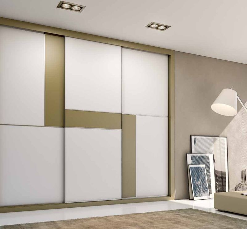Puertas correderas de armario empotrado en arcilla y blanco, en un dormitorio, composición slim.