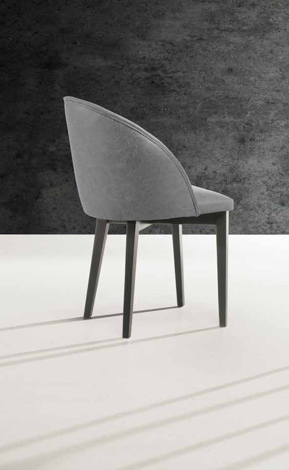 Silla de comedor modelo 210 de SG, respaldo de pala curva tapizado, sobre patas oscuras
