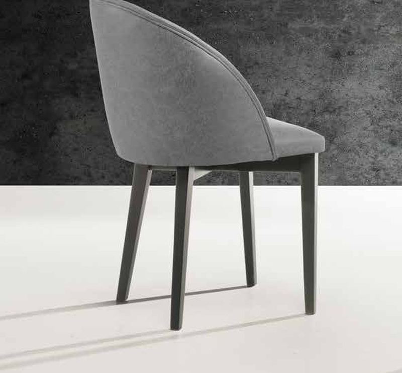 Silla de comedor modelo 210 de SG, respaldo de pala curva tapizado, sobre patas oscuras