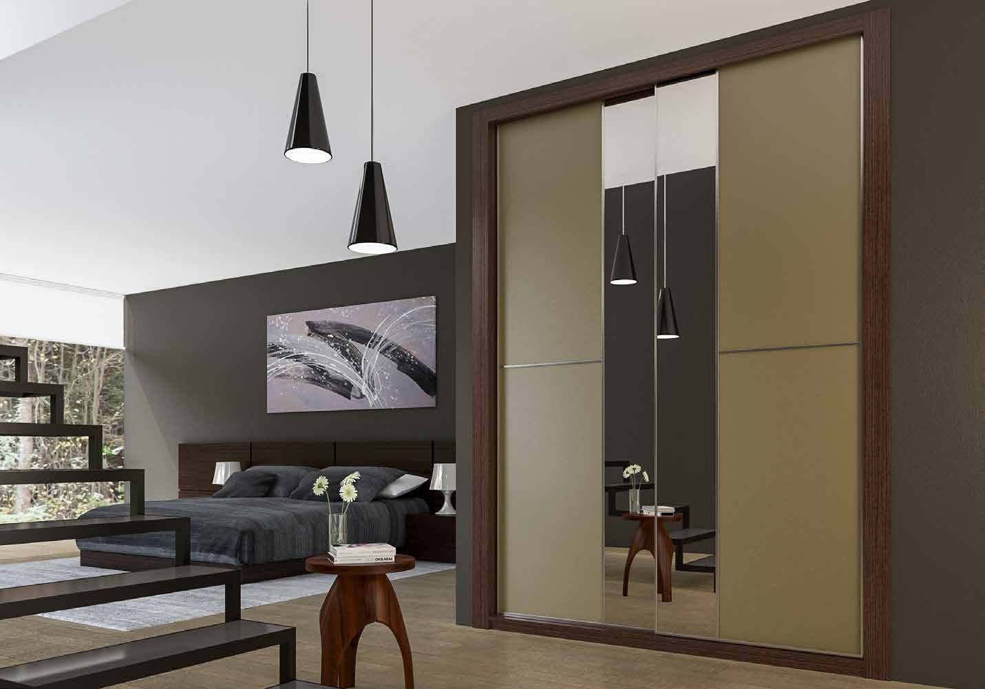 Puertas correderas de armario empotrado en vidrio y tabaco espejo plata, en un dormitorio, composición slim.