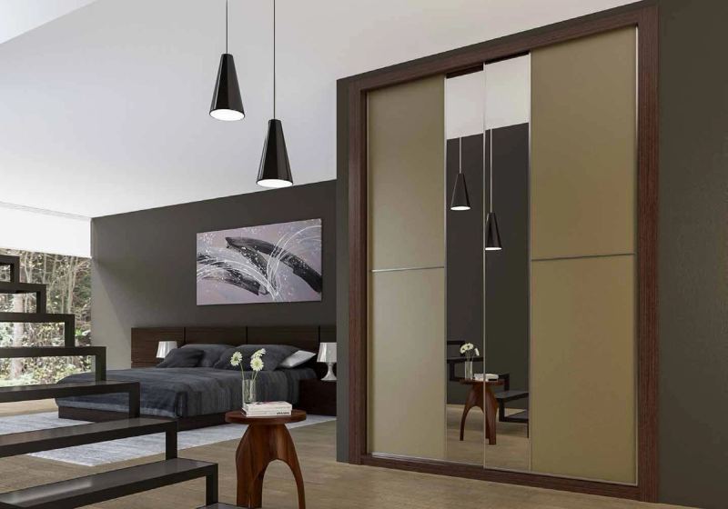 Puertas correderas de armario empotrado en vidrio y tabaco espejo plata, en un dormitorio, composición slim.