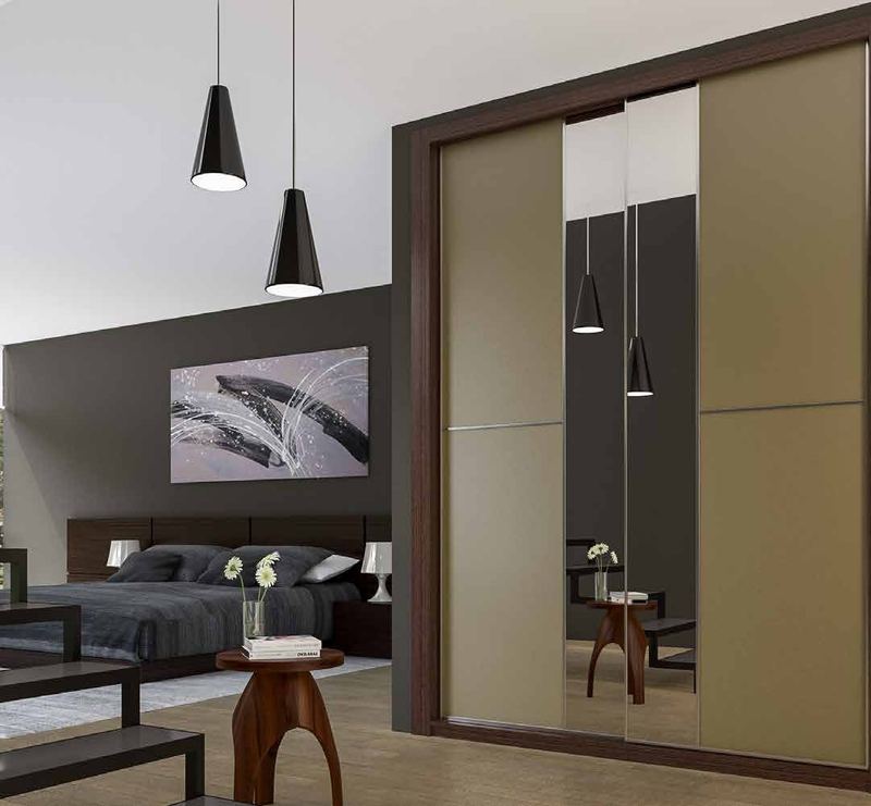 Puertas correderas de armario empotrado en vidrio y tabaco espejo plata, en un dormitorio, composición slim.
