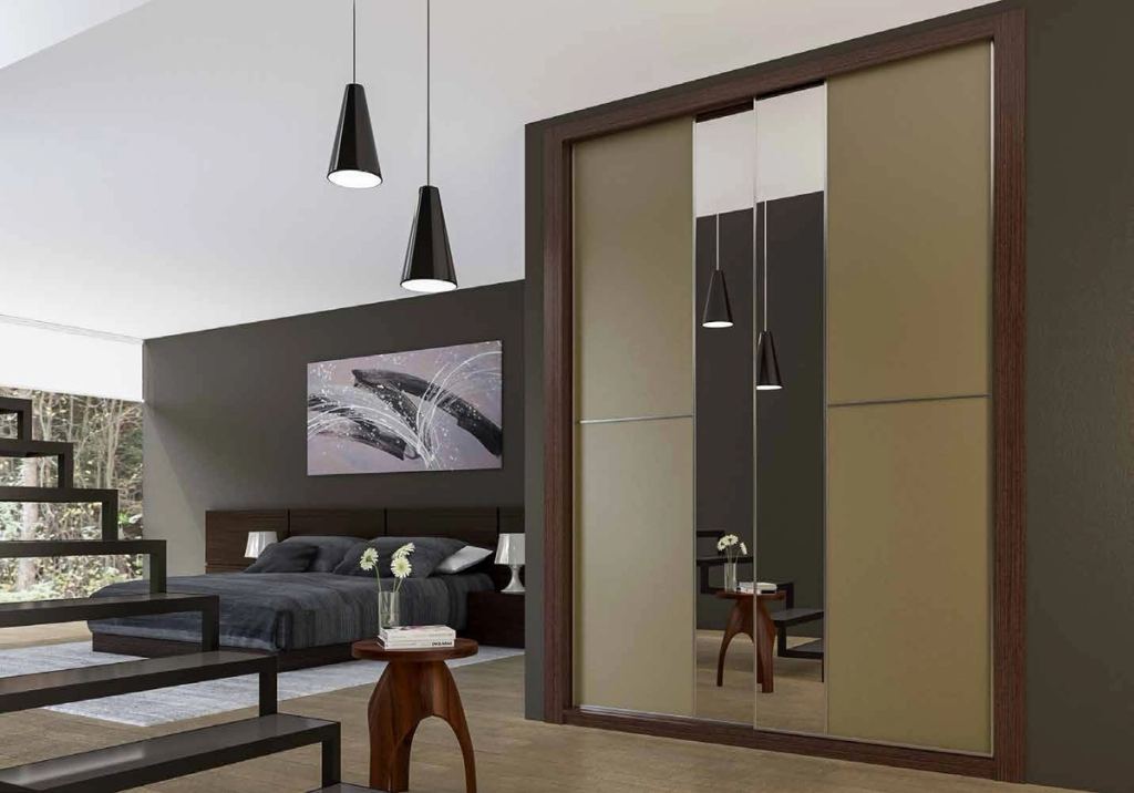 Puertas correderas de armario empotrado en vidrio y tabaco espejo plata, en un dormitorio, composición slim.