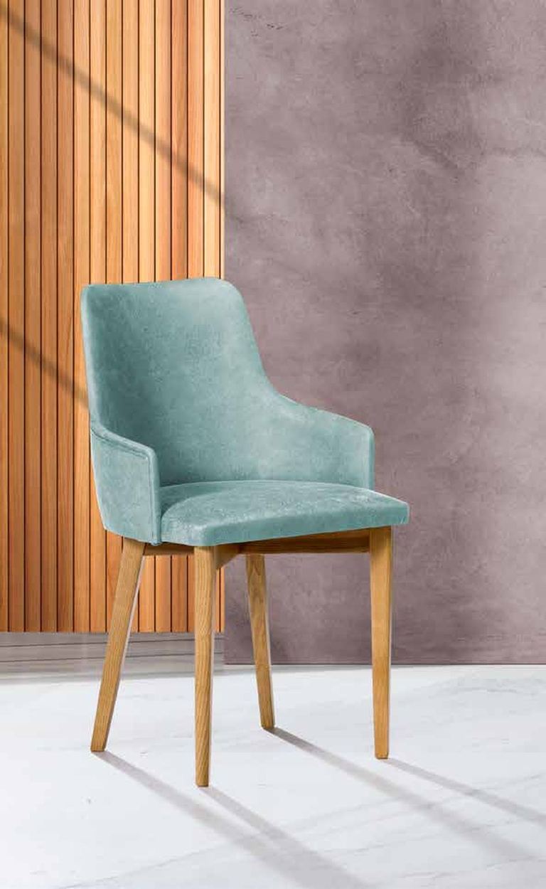 Silla de comedor modelo 202 de SG, butaca con reposabrazos bajos integrados en el tapizado, sobre patas de madera