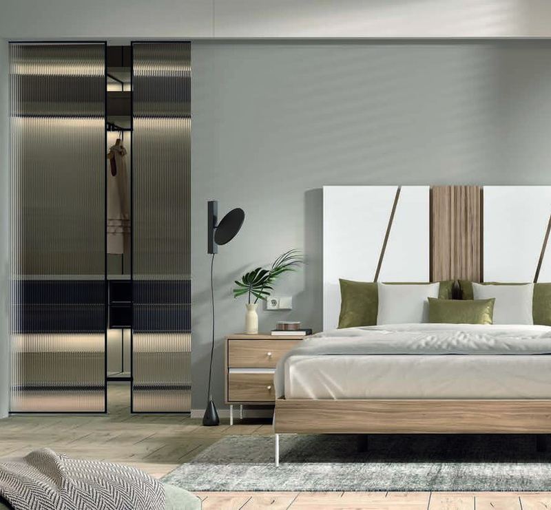 matrimonio-emotion-dormitorio-07-principal-01.jpg: Dormitorio Emötion composición 07 con cama doble, galería flexia, módulos line, cómoda alta y armario visible al fondo