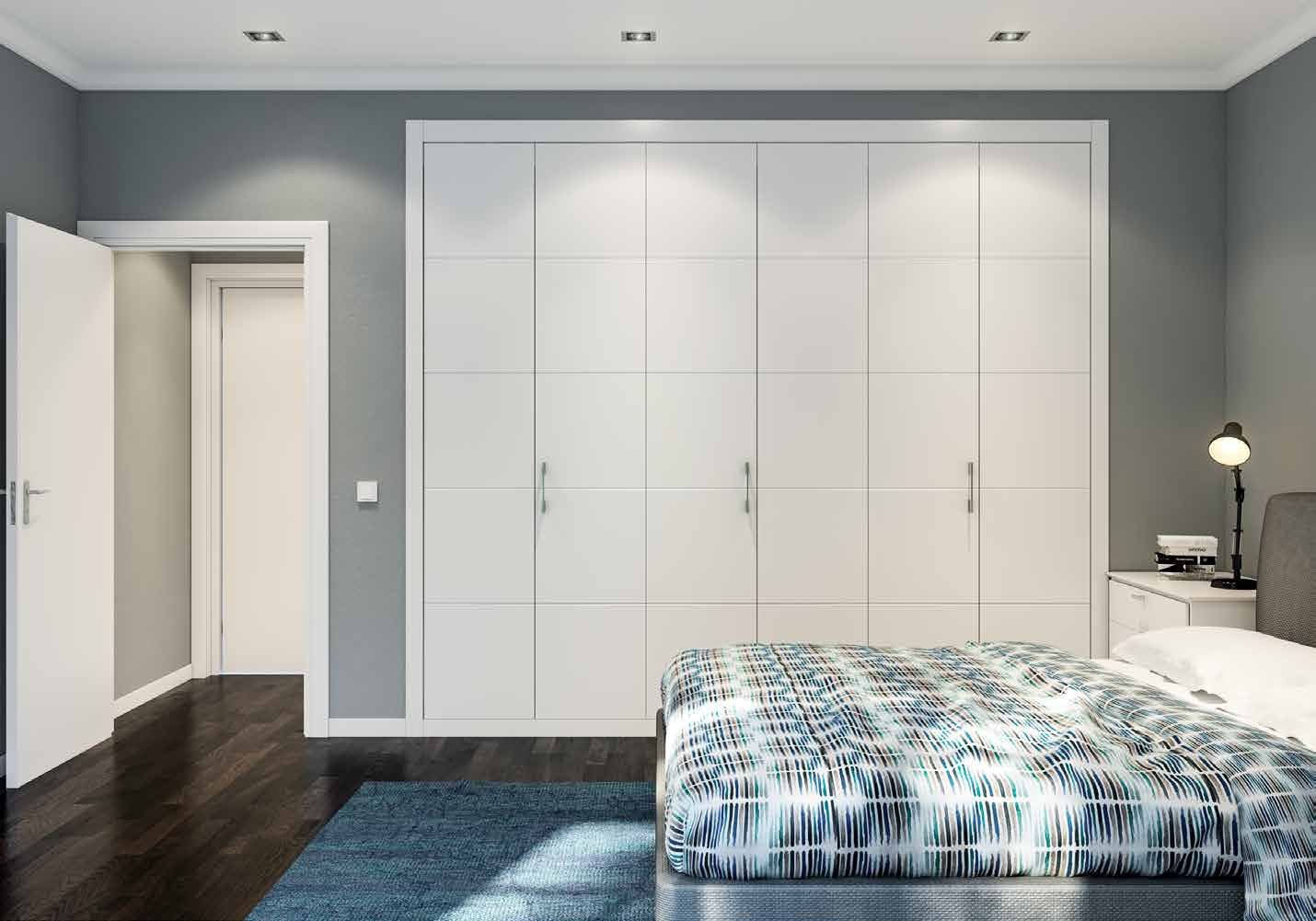 Puertas correderas de armario empotrado en lacado blanco y 4 ranuras, en un dormitorio.