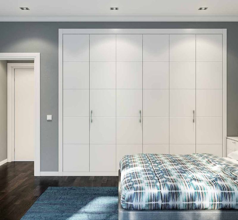 Puertas correderas de armario empotrado en lacado blanco y 4 ranuras, en un dormitorio.