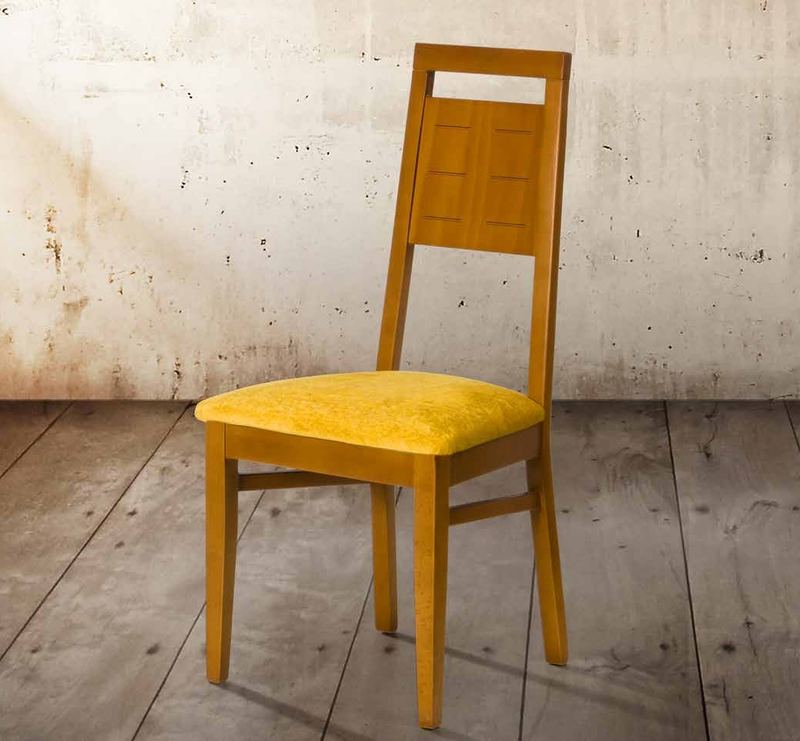 Silla de comedor modelo 82 de SG, respaldo alto de madera con un hueco rectangular y asiento tapizado