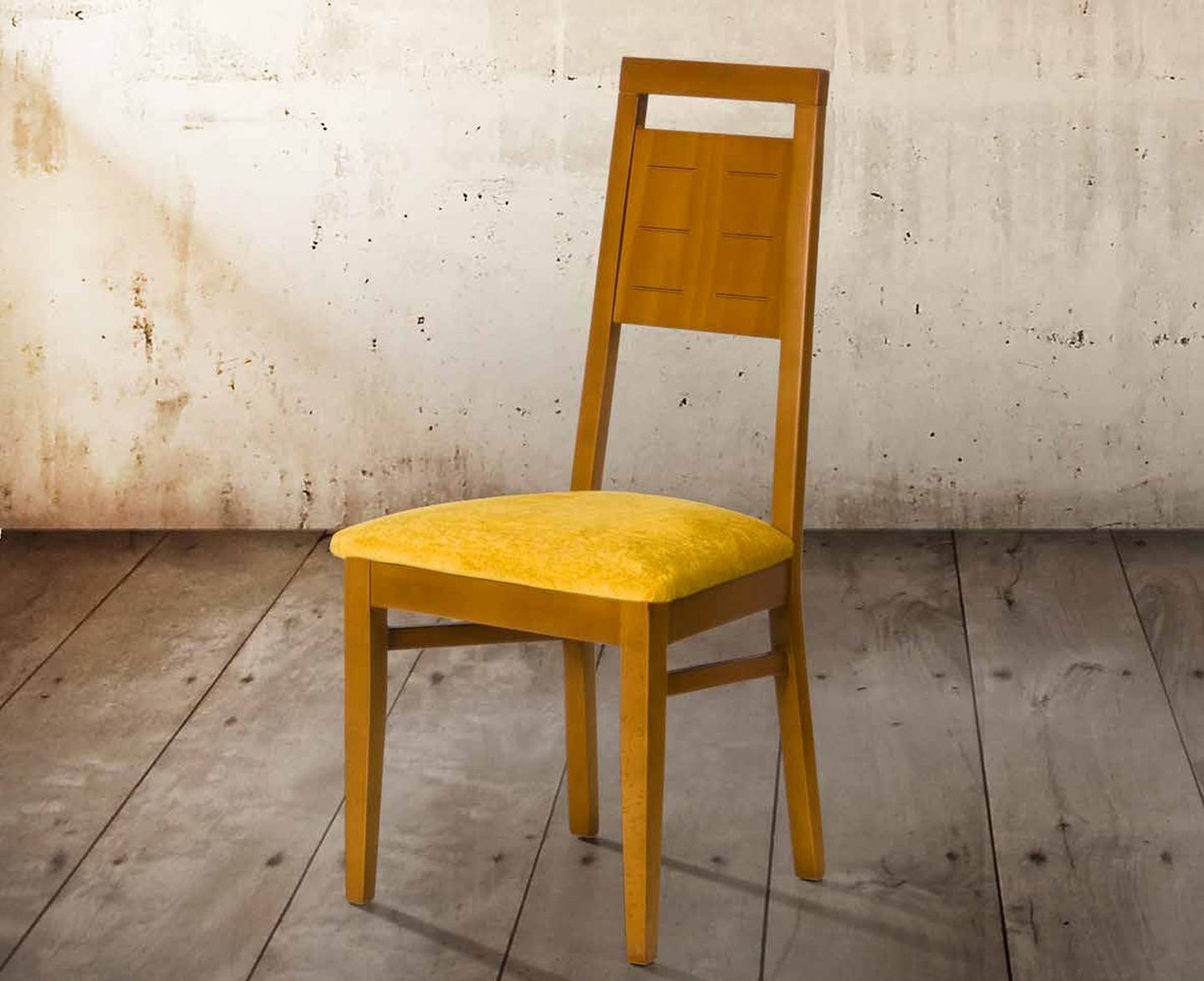 Silla de comedor modelo 82 de SG, respaldo alto de madera con un hueco rectangular y asiento tapizado