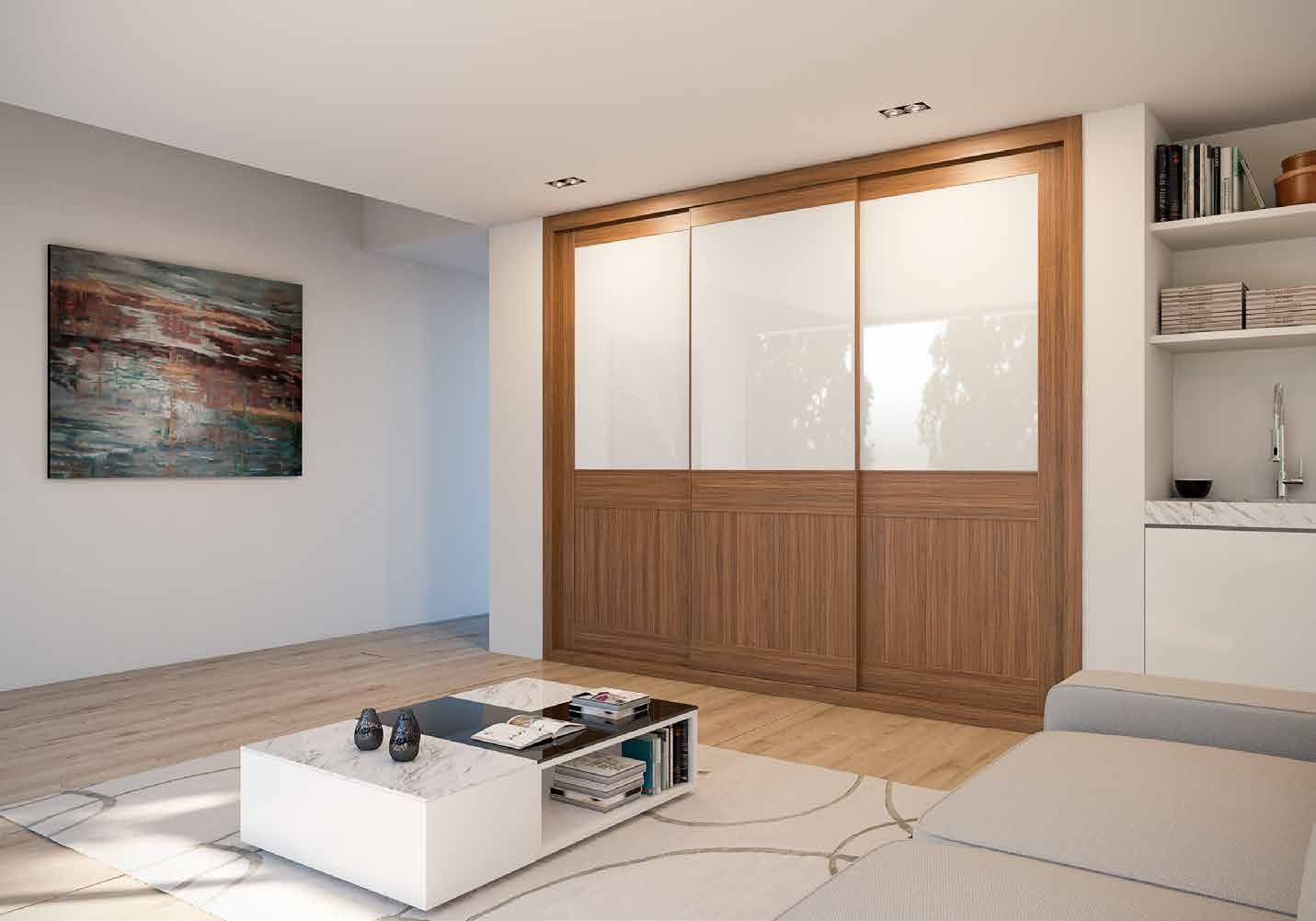 Puertas correderas de armario empotrado en nogal canaletto y vidrio blanco, en un dormitorio, composición tabelle.