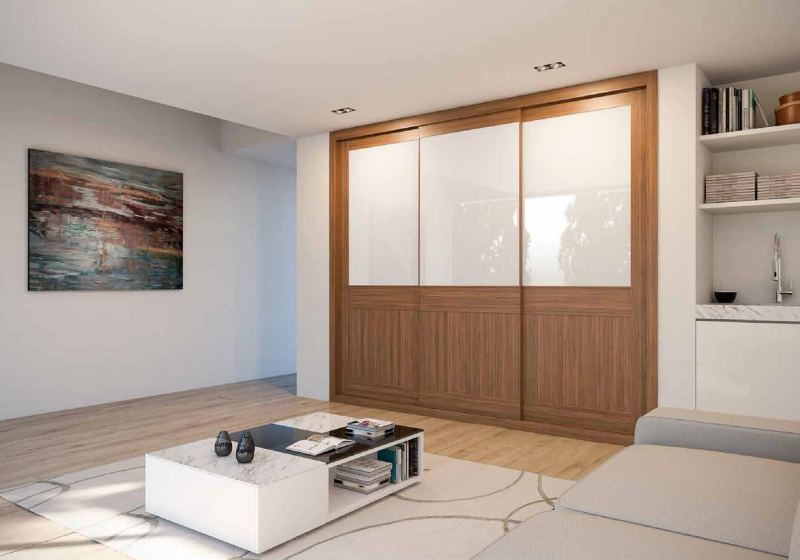 Puertas correderas de armario empotrado en nogal canaletto y vidrio blanco, en un dormitorio, composición tabelle.