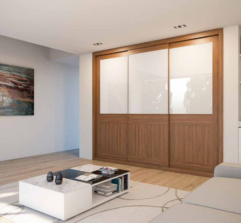Puertas correderas de armario empotrado en nogal canaletto y vidrio blanco, en un dormitorio, composición tabelle.