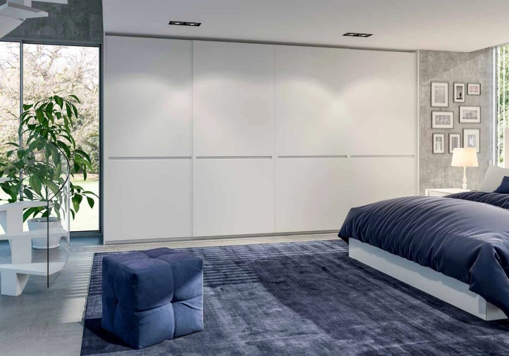 Puertas correderas de armario empotrado en lacado blanco tirador fresado de uñero, en un dormitorio, composición tempro.