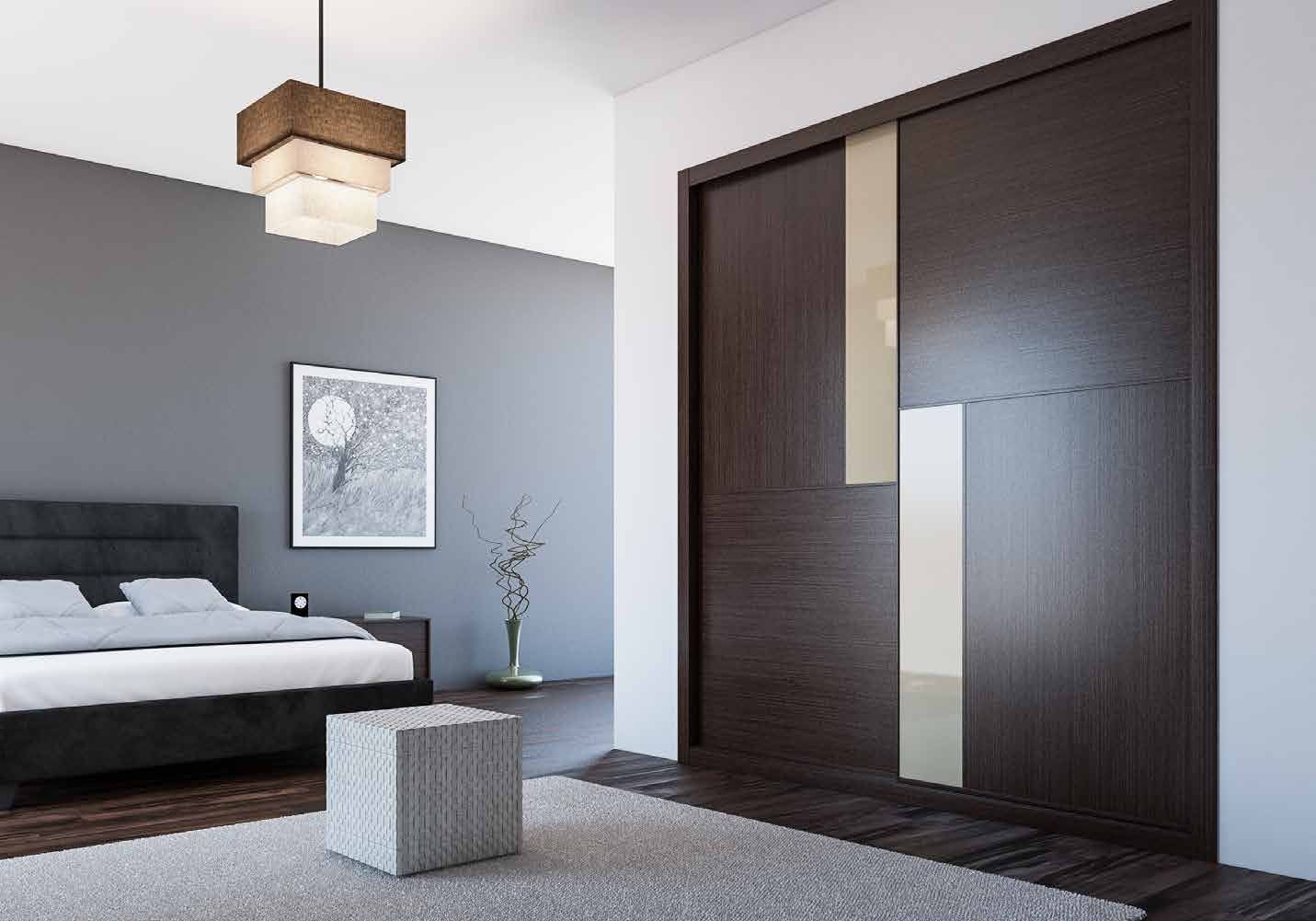 Puertas correderas de armario empotrado en pino marrón y vidrio tabaco, en un dormitorio, composición slim.