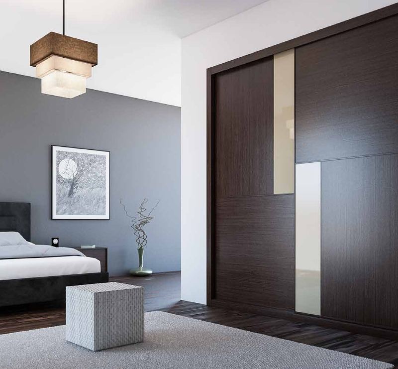 Puertas correderas de armario empotrado en pino marrón y vidrio tabaco, en un dormitorio, composición slim.
