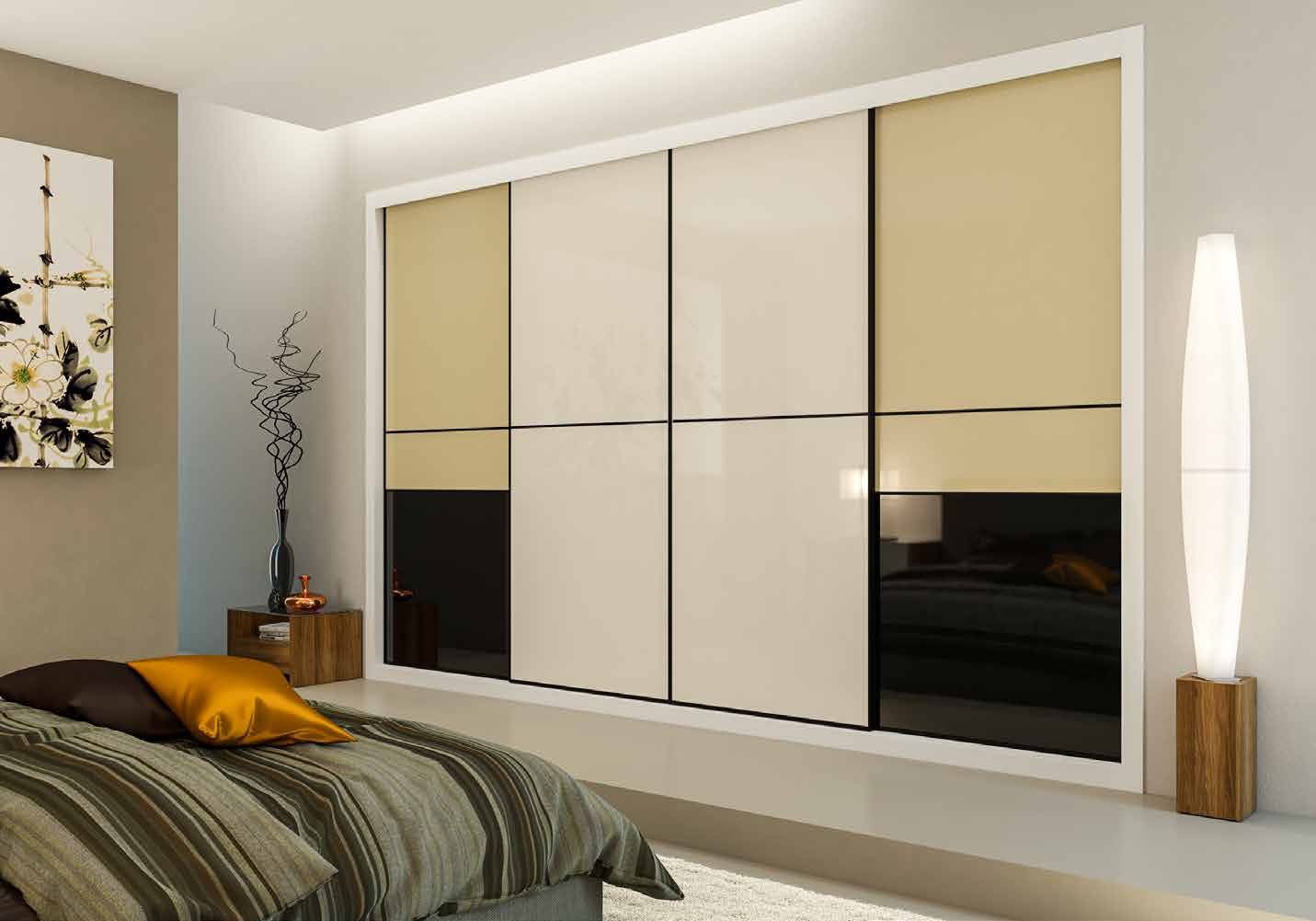 Puertas correderas de armario empotrado en vidrio beige, vidrio blanco y vidrio negro, en un dormitorio, composición slim.