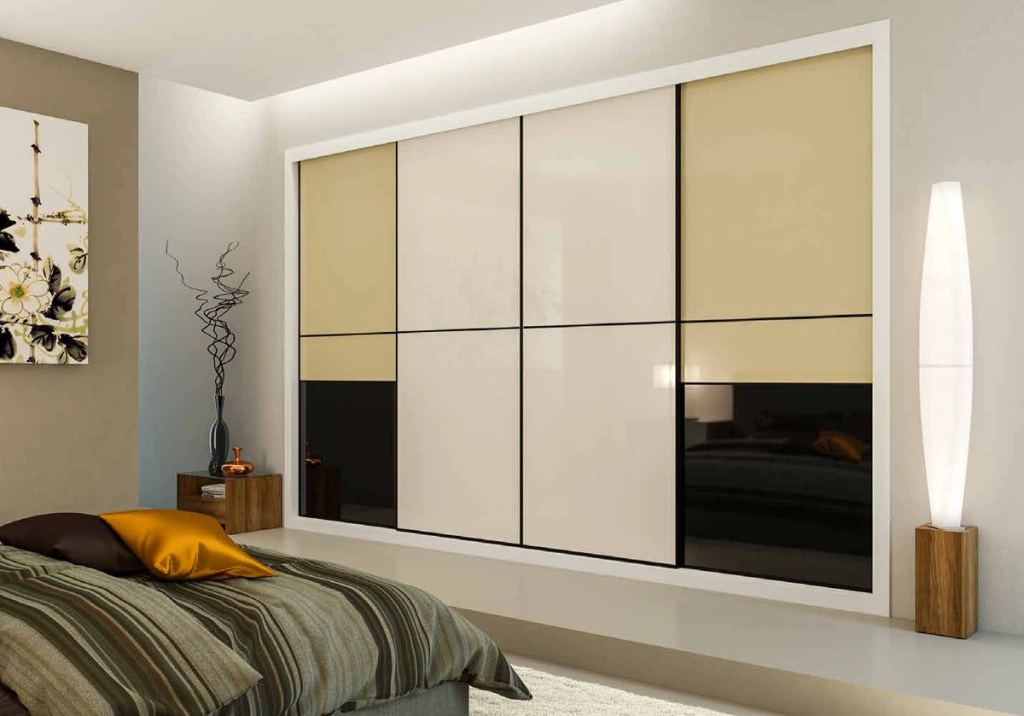 Puertas correderas de armario empotrado en vidrio beige, vidrio blanco y vidrio negro, en un dormitorio, composición slim.