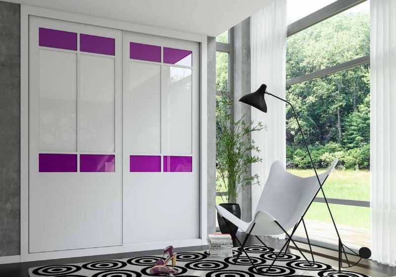 Puertas correderas de armario empotrado en palillería de una única pieza lacado blanco vidrio, blanco, vidrio cardenal, en un dormitorio, composición slim.