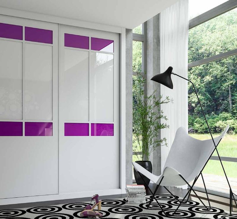 Puertas correderas de armario empotrado en palillería de una única pieza lacado blanco vidrio, blanco, vidrio y tarifa especial cardenal, en un dormitorio, composición slim.