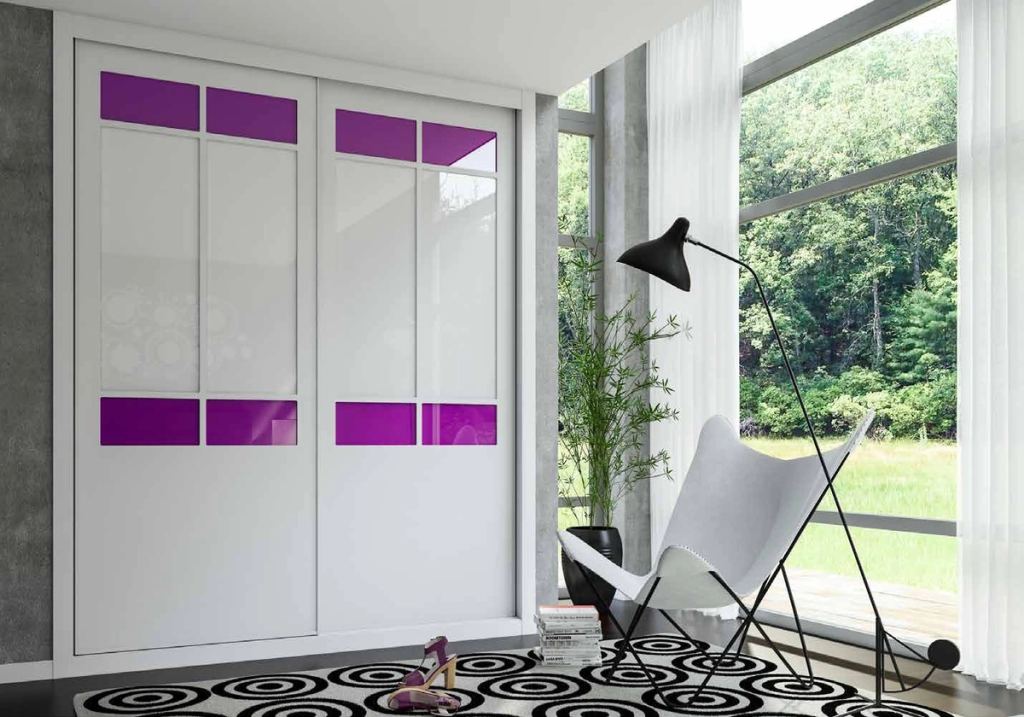 Puertas correderas de armario empotrado en palillería de una única pieza lacado blanco vidrio, blanco, vidrio y tarifa especial cardenal, en un dormitorio, composición slim.
