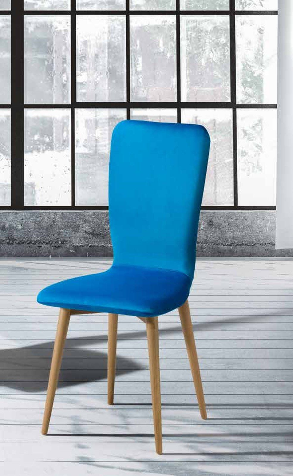Silla de comedor modelo 113 de SG, respaldo alto tapizado liso sobre patas de madera clara