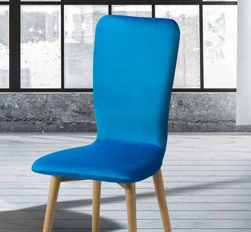 Silla de comedor modelo 113 de SG, respaldo alto tapizado liso sobre patas de madera clara
