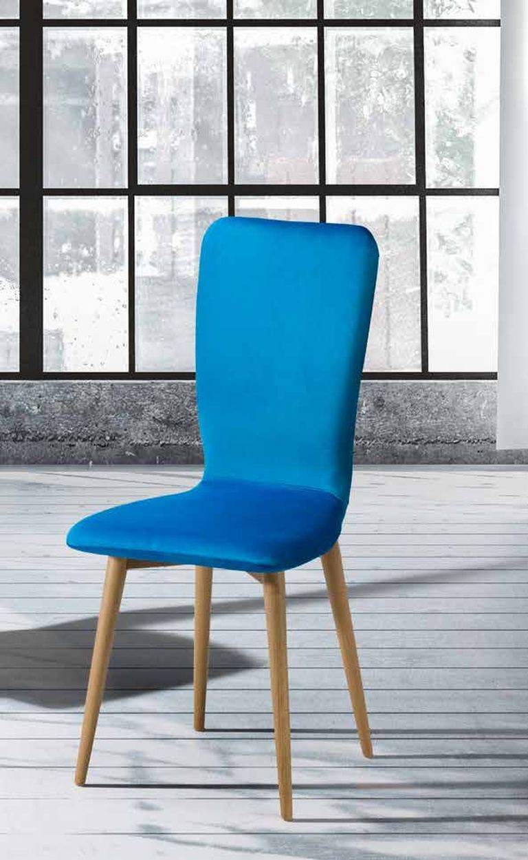 Silla de comedor modelo 113 de SG, respaldo alto tapizado liso sobre patas de madera clara