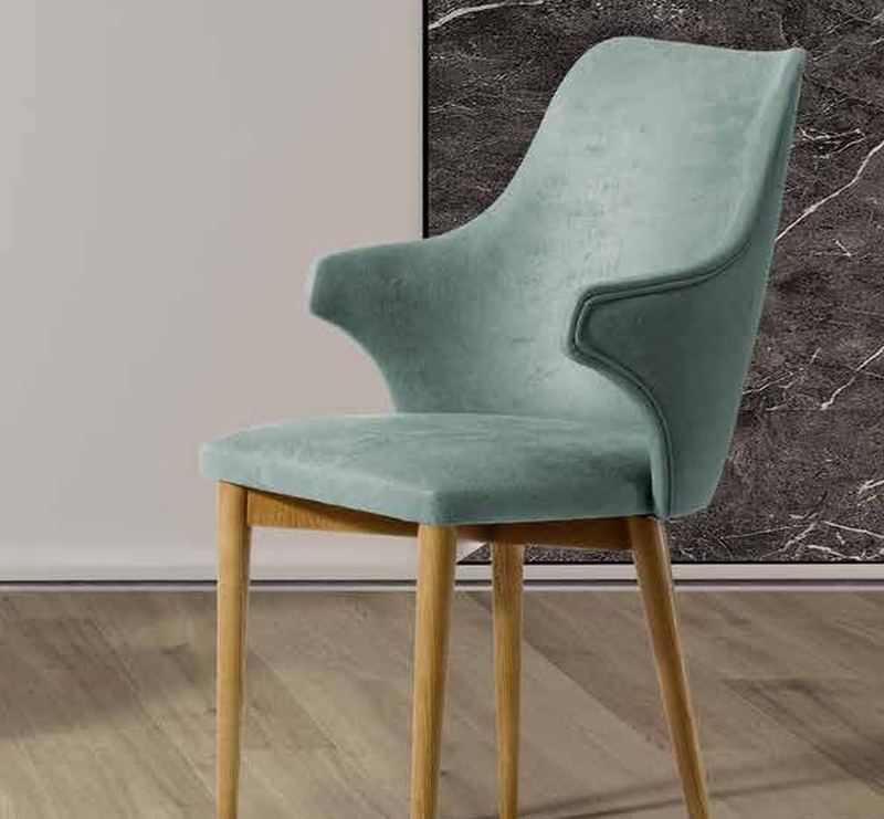 Silla de comedor modelo 207 de SG, respaldo tapizado con orejas laterales, sobre patas de madera clara