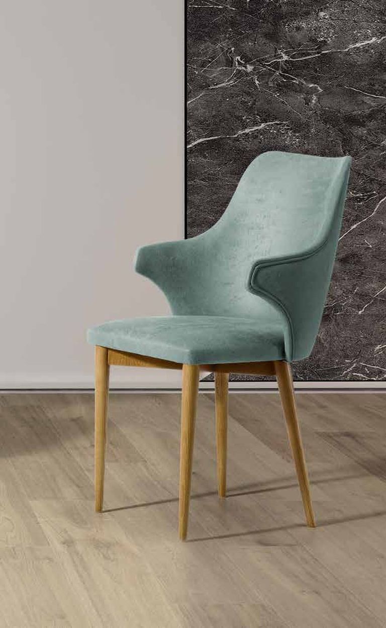 Silla de comedor modelo 207 de SG, respaldo tapizado con orejas laterales, sobre patas de madera clara