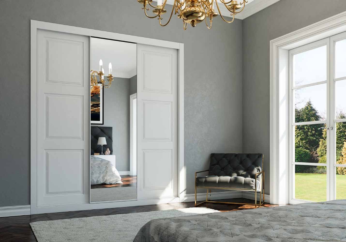 Puertas correderas de armario empotrado en fresado especial y lacado blanco espejo plata, en un dormitorio, composición slim.