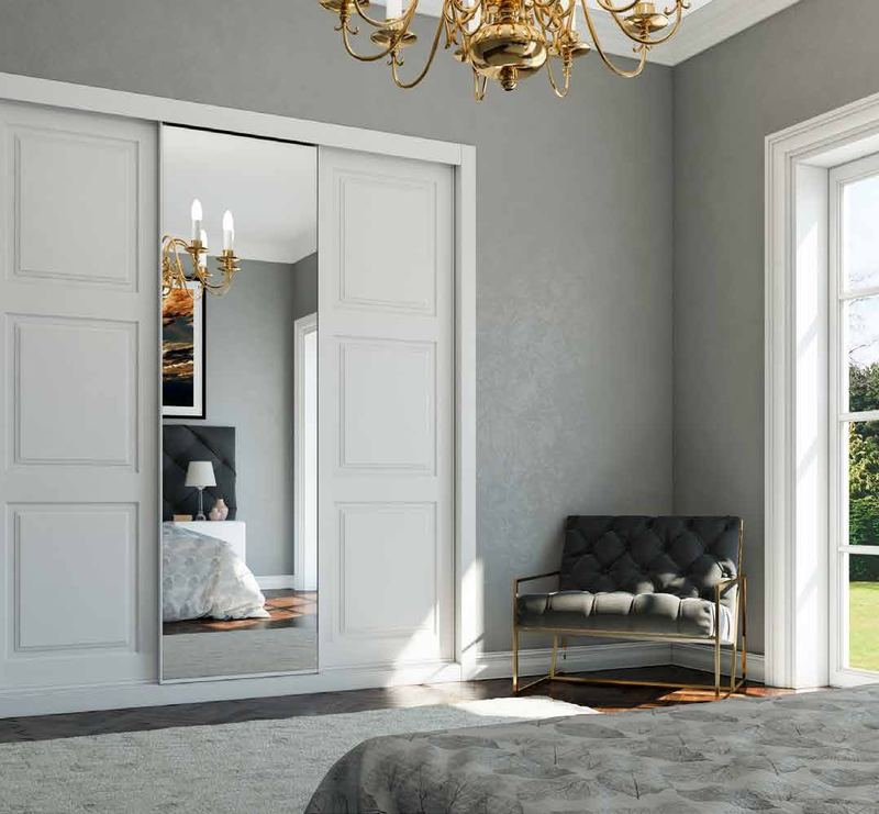 Puertas correderas de armario empotrado en fresado especial y lacado blanco espejo plata, en un dormitorio, composición slim.