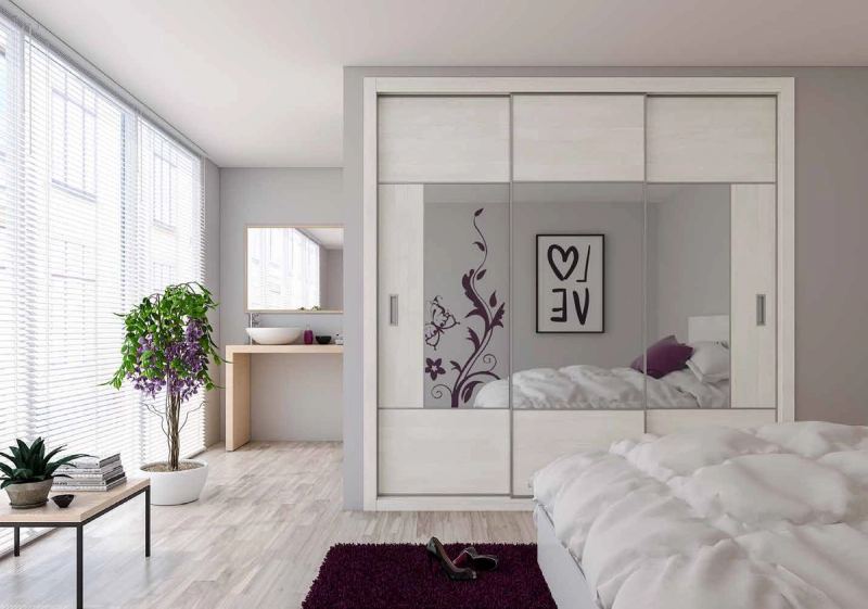 Puertas correderas de armario empotrado en b. ceniza y espejo gris, en un dormitorio, composición slim.