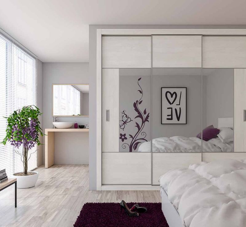 Puertas correderas de armario empotrado en b. ceniza y espejo gris, en un dormitorio, composición slim.