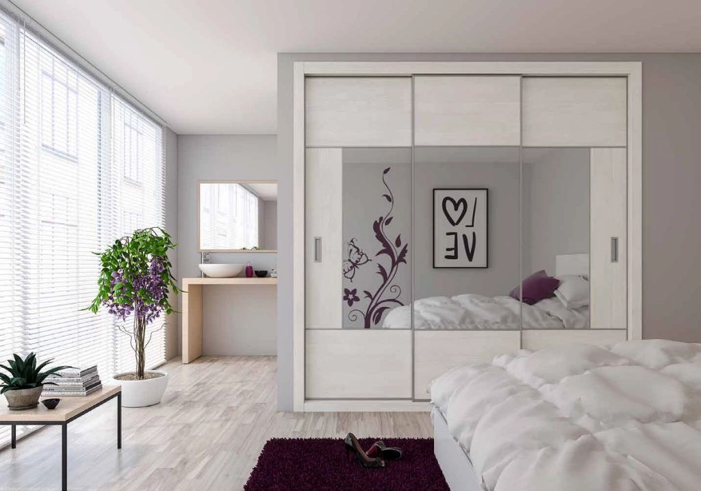 Puertas correderas de armario empotrado en b. ceniza y espejo gris, en un dormitorio, composición slim.