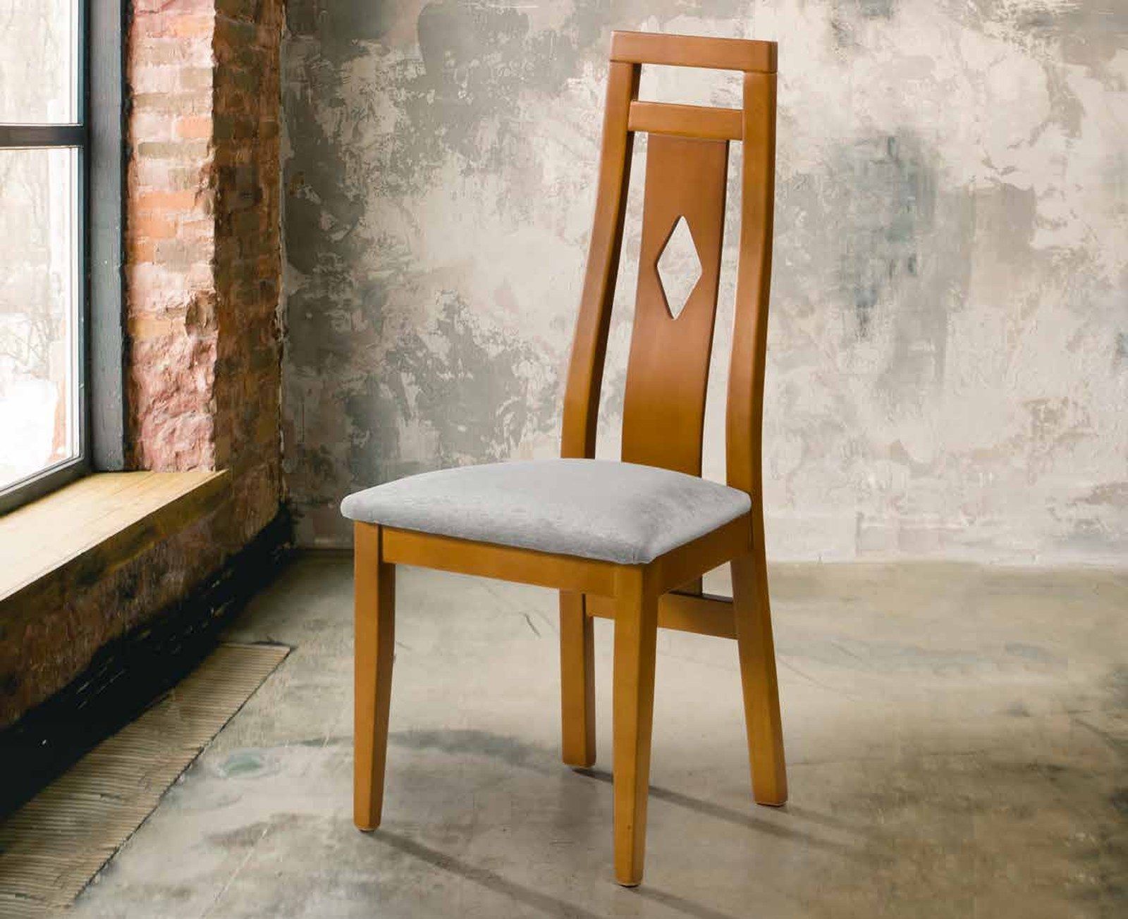 Silla de comedor modelo 135 de SG, respaldo alto de madera con un rombo calado en el centro