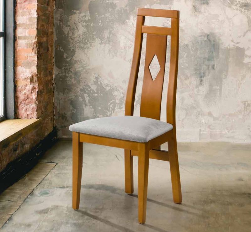 Silla de comedor modelo 135 de SG, respaldo alto de madera con un rombo calado en el centro