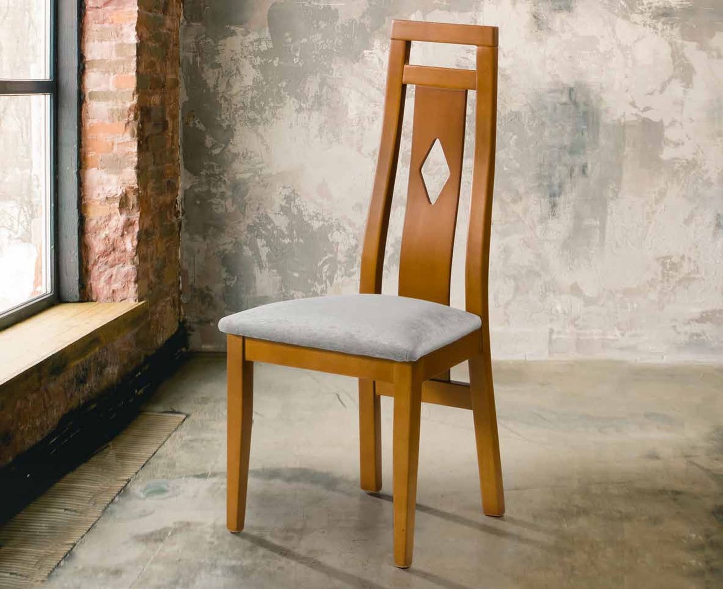Silla de comedor modelo 135 de SG, respaldo alto de madera con un rombo calado en el centro