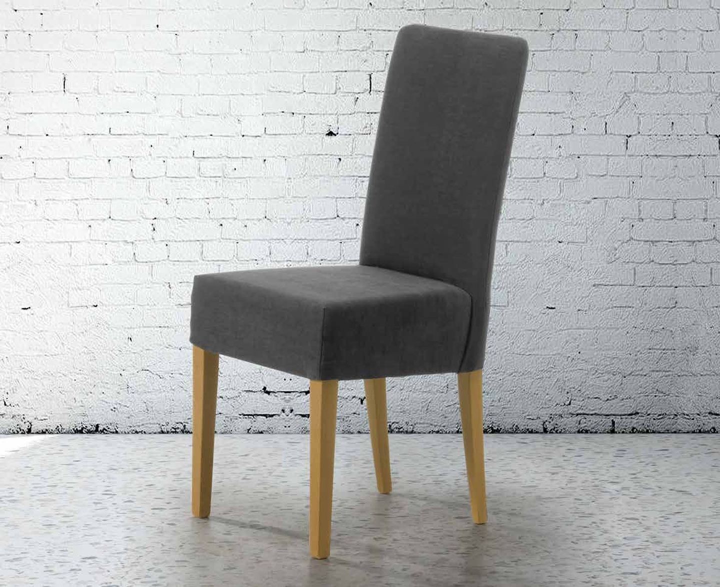 Silla de comedor modelo 61 de SG, respaldo alto tapizado liso, de líneas rectas, sobre patas de madera clara