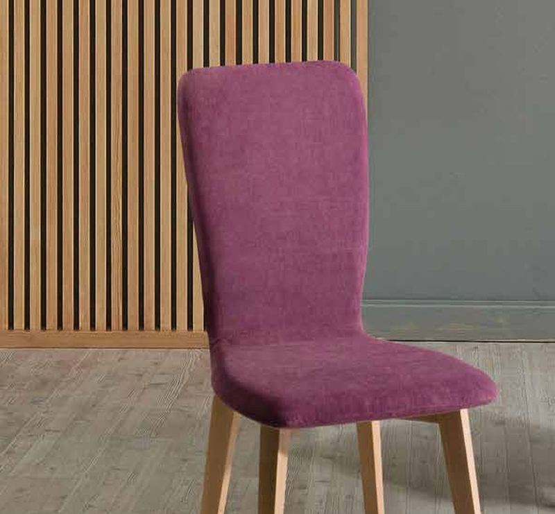 Silla de comedor modelo 111 de SG, respaldo alto tapizado liso, algo más estrecho, sobre patas de madera clara