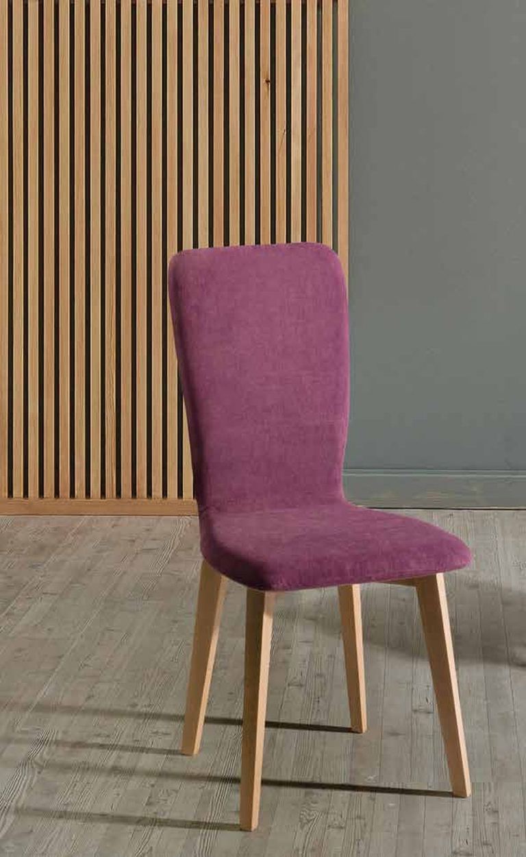 Silla de comedor modelo 111 de SG, respaldo alto tapizado liso, algo más estrecho, sobre patas de madera clara