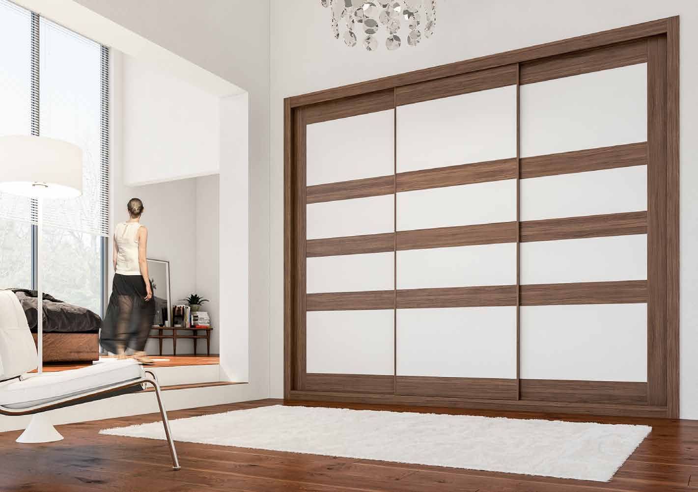 Puertas correderas de armario empotrado en blanco, en un dormitorio, composición tabelle.