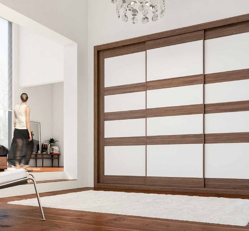 Puertas correderas de armario empotrado en blanco, en un dormitorio, composición tabelle.