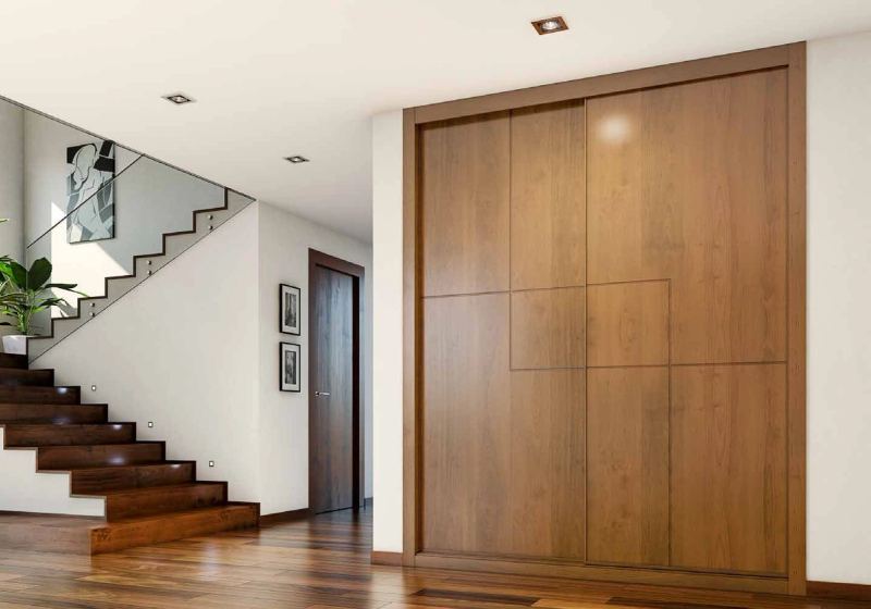 Puertas correderas de armario empotrado en ranuras y cerezo barnizado, en un dormitorio, composición slim.