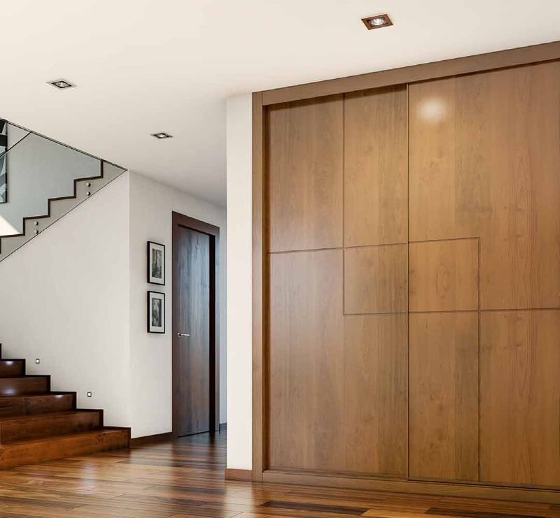 Puertas correderas de armario empotrado en ranuras y cerezo barnizado, en un dormitorio, composición slim.