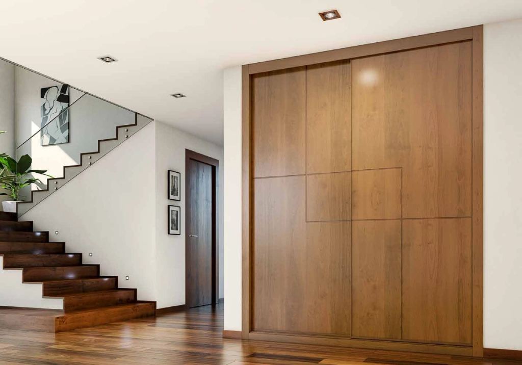 Puertas correderas de armario empotrado en ranuras y cerezo barnizado, en un dormitorio, composición slim.