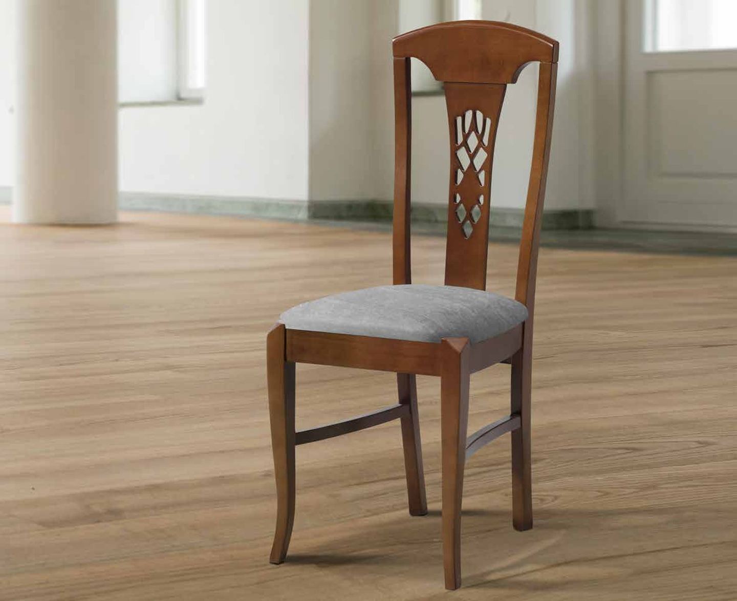 Silla de comedor clásica modelo 24 de SG, respaldo de madera con calado tallado y asiento tapizado