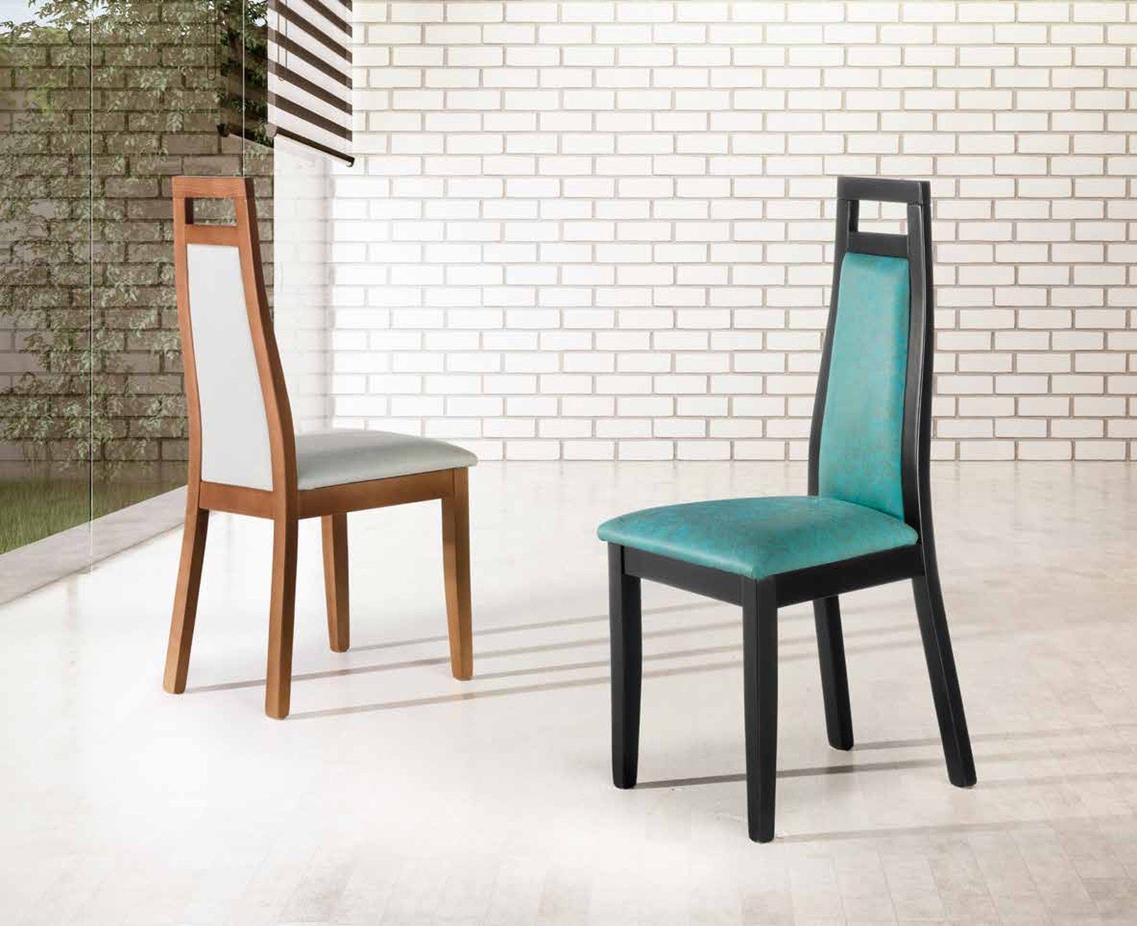 Silla de comedor modelo 136 de SG, respaldo alto de madera con un hueco rectangular en la parte superior y asiento tap