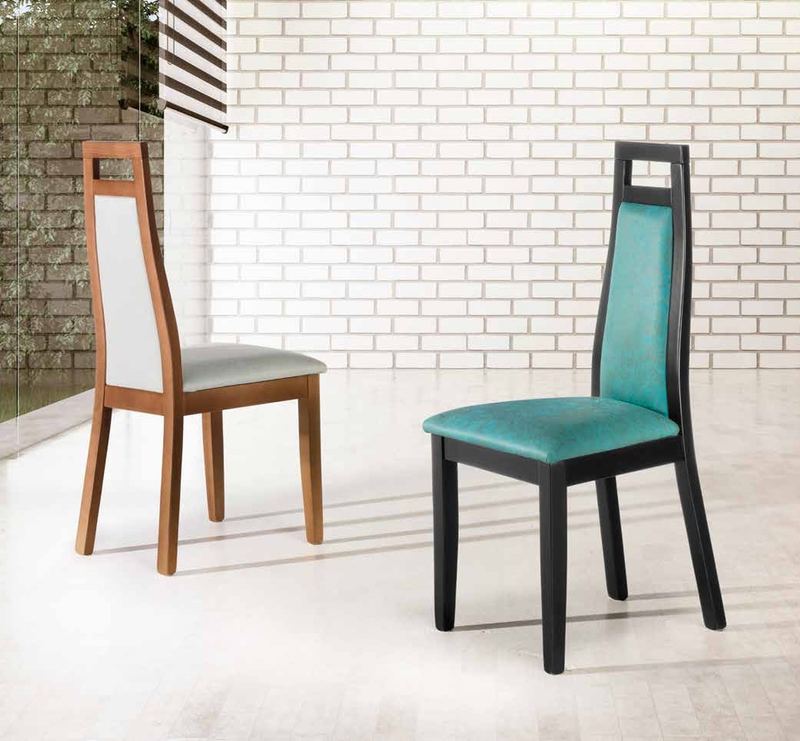 Silla de comedor modelo 136 de SG, respaldo alto de madera con un hueco rectangular en la parte superior y asiento tap